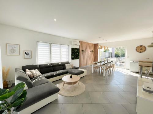 a living room with a couch and a table at Villa de standing en Champagne in Fresnes-lès-Reims