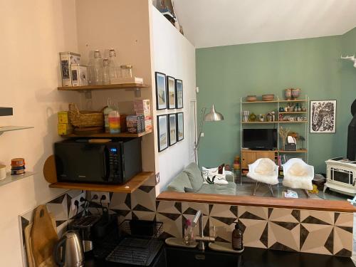 Cette chambre comprend une cuisine équipée d'un four micro-ondes et d'un comptoir. dans l'établissement Eureka Air conditioned Villa Abatilles, à Arcachon