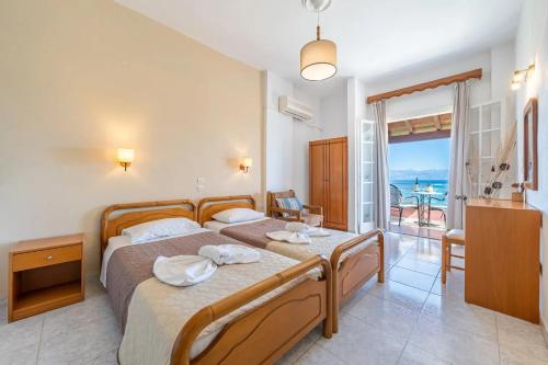 Postel nebo postele na pokoji v ubytování Villa Bambas Resort