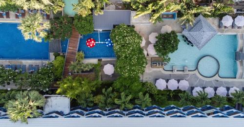Bazén v ubytování Phuket Island View Resort - SHA Extra Plus nebo v jeho okolí