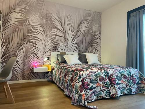 a bedroom with a bed with a large wall mural at B&B Florida 7 in Pertegada