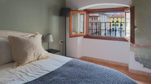 プラートにあるLippi's House in Piazza Duomoのベッドと窓のある寝室