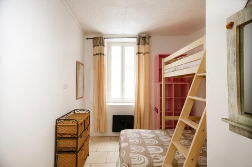 Proche du port et tout confort في لاسيوتا: غرفة نوم مع سرير بطابقين ونافذة