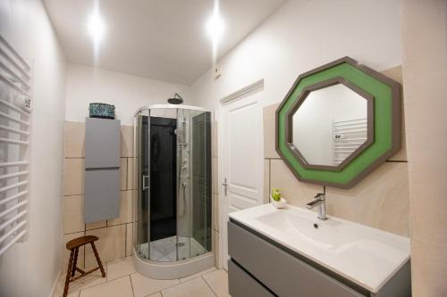 Proche du port et tout confort في لاسيوتا: حمام مع حوض ومرآة