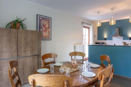 a dining room with a wooden table and chairs at Les jardins du Quesnoy - 25min de Pairi Daiza in Blicquy