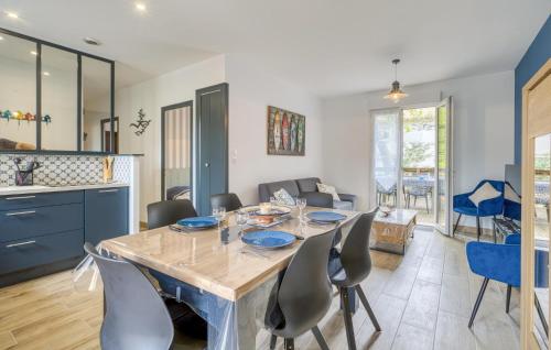 a kitchen and dining room with a table and chairs at 3 Bedroom Cozy Home In La Tremblade in La Tremblade