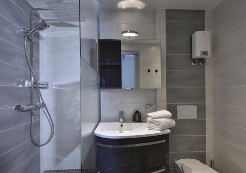 une salle de bain avec un lavabo et une douche dans l'établissement Villa LA COQUINE Héliovillage 20 Luxe - 4 personnes, au Cap d'Agde