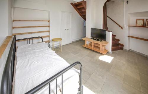 une chambre avec un lit et une télévision à écran plat dans l'établissement Gorgeous Home In Orange, à Orange