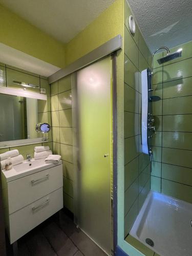 une salle de bain avec une douche, un lavabo et une baignoire dans l'établissement Appartement LES MAMOURS PN 543 - Luxe - 2 personnes, au Cap d'Agde