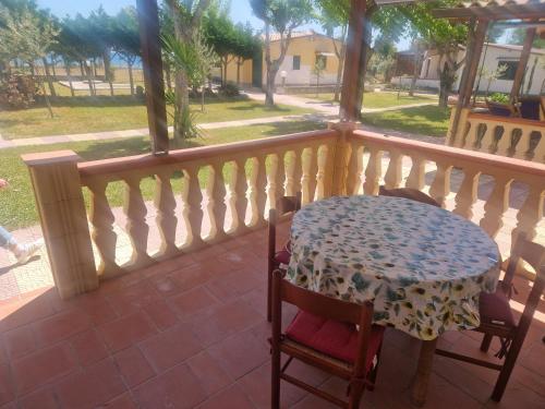 ein Balkon mit Tisch und Stühlen auf einer Veranda in der Unterkunft Casa vacanza sul mare 1 in Santa Caterina Dello Ionio Marina
