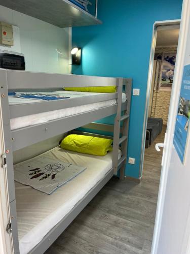 une chambre avec deux lits superposés dans une pièce dans l'établissement Gruissan Plage Studio RDC avec Piscine Wifi Parking Clim, à Gruissan