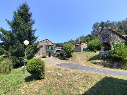 an estate with a house and a street light at Fogar dos Antigos in Mazaricos