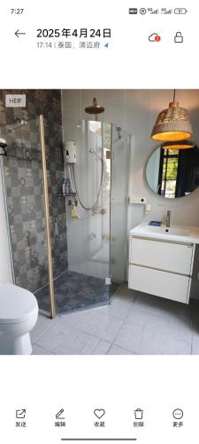 ein Badezimmer mit Dusche und Toilette in der Unterkunft cloud & countyard in Mae Rim