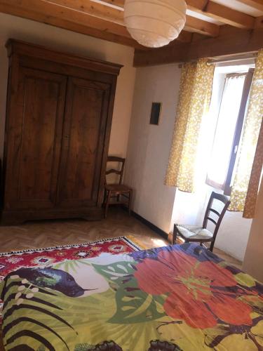 une chambre avec un lit dans une pièce avec des fenêtres dans l'établissement Mas la Lloubere, à Serralongue