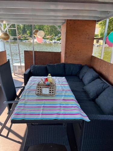 ein Wohnzimmer mit einem blauen Sofa und einem Tisch in der Unterkunft Party Grill Boot in Berlin