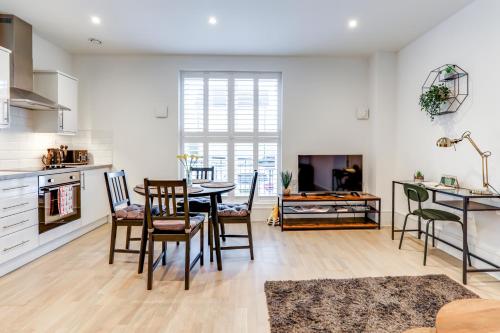 a kitchen and dining room with a table and chairs at Hertfordshire's Luxury House in Hemel Hempstead