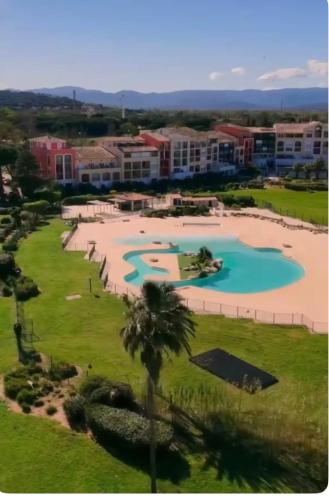 une vue d'un complexe avec piscine et plage dans l'établissement DUPLEX VUE MER Bord de plage Dernier étage, à Gassin