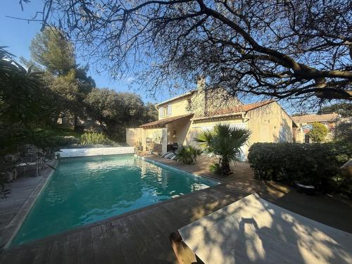 une piscine devant une maison dans l'établissement Le Havre de paix en garrigue 4 Chambres 3 SDB Piscine, à Bezouce