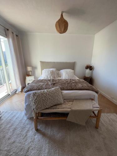 une chambre avec un grand lit et une grande fenêtre dans l'établissement Appartement vue mer proche de Bastia, à Bastia