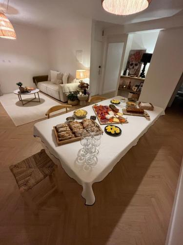 - une table avec de la nourriture dans le salon dans l'établissement Appartement vue mer proche de Bastia, à Bastia