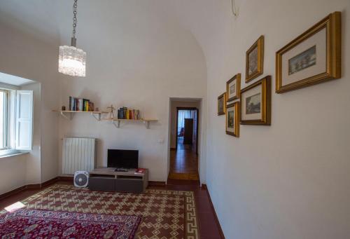 TV a/nebo společenská místnost v ubytování Palazzo De Luigi
