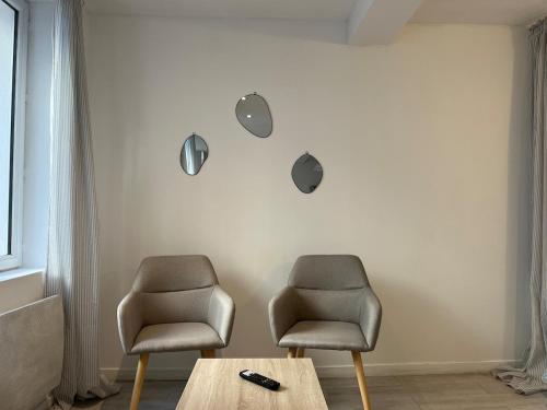 two chairs and a coffee table in a living room at Zen Studio Center Toulon in Toulon