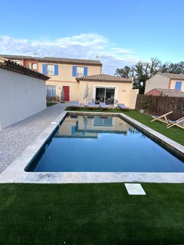 une piscine dans l'arrière-cour d'une maison dans l'établissement Ravissante villa neuve à 400 mètres des plages, à Grimaud