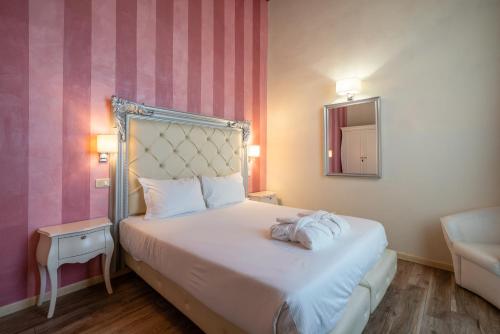 Una cama o camas en una habitación de Residenza Conte di Cavour & Rooftop