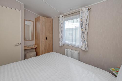 En eller flere senge i et værelse på Lyons Robin Hood Holiday Park