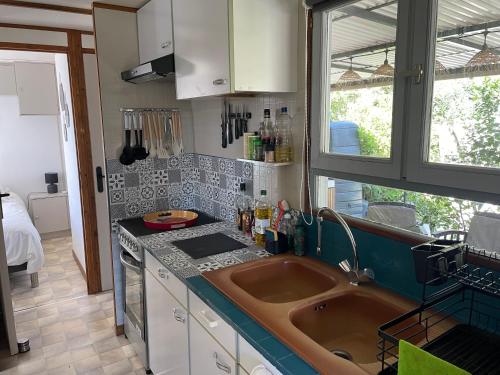 Η κουζίνα ή μικρή κουζίνα στο mobile home dans un coin de paradis
