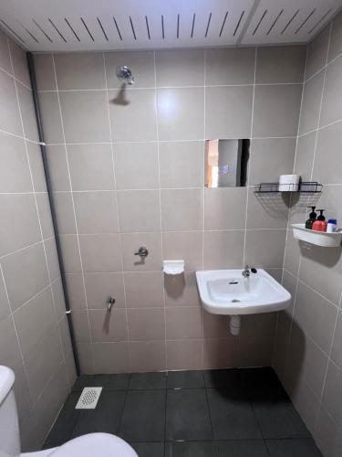 a bathroom with a sink and a toilet at Qmal Homestay in Kampong Jelatang