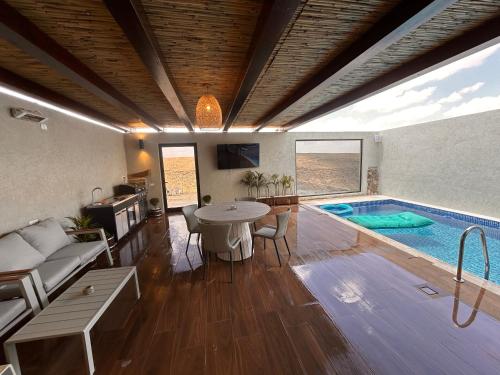 Der Swimmingpool an oder in der Nähe von פנינה במדבר בערד