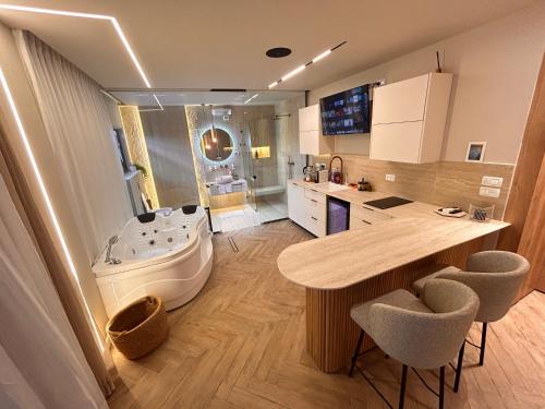 ein großes Bad mit einem Waschbecken und einer Badewanne in der Unterkunft פנינה במדבר בערד in Arad