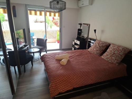 une chambre avec un lit avec une couette rouge dans l'établissement Nice Promenade des Anglais, à Nice