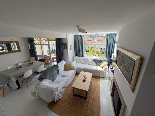 Ένα ή περισσότερα κρεβάτια σε δωμάτιο στο Apartamento con terraza y vistas al mar en la Isla de la Toja