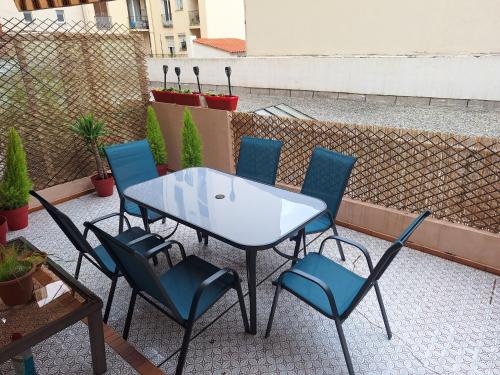 - une table et des chaises sur le toit-terrasse dans l'établissement Nice Promenade des Anglais, à Nice
