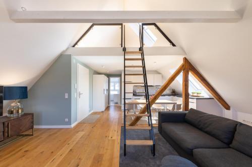 Ferienwohnung Strom ahoi - premium - modern - inkl Stellplatz - 200m zum Alten Strom - Wasserblick في فارنمونده: غرفة معيشة مع أريكة ودور علوي