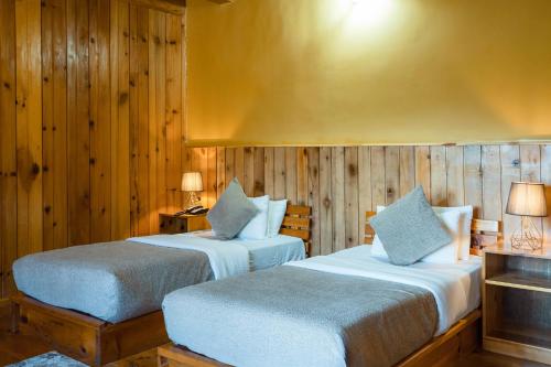 เตียงในห้องที่ Rema Resort