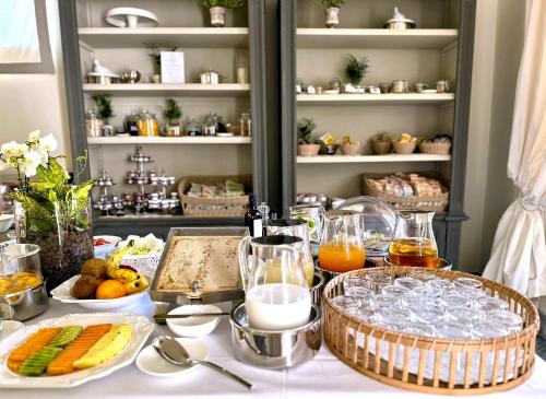 维克艾库塞La Tuja Relais du Parc的桌子上放着一些食物和饮料