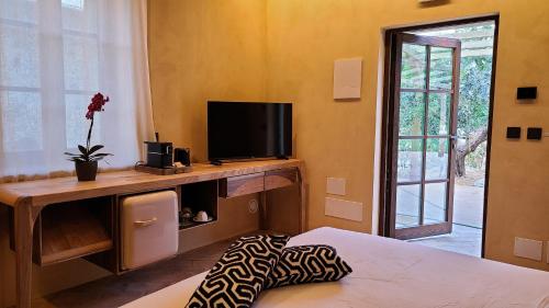 a bedroom with a bed and a tv on a desk at La Torre sulla via Francigena in Gambassi Terme