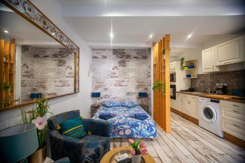 un salon avec un canapé et une cuisine dans l'établissement Studio tout équipé, plein centre, à La Ciotat