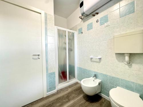 a bathroom with a toilet and a sink and a shower at Villaggio Lido-Carraro Immobiliare Jesolo-Family Apartments in Cavallino-Treporti