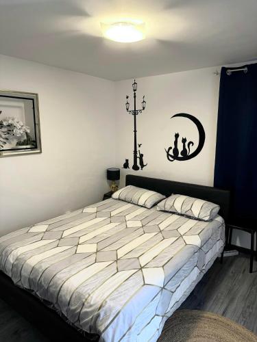 une chambre avec un grand lit dans une pièce dans l'établissement Appartement esprit jeune, à Seynod