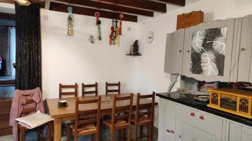 - une cuisine avec une table à manger et des chaises dans l'établissement 3 Bed-Sleeps 6-Private Garden-Pet Friendly, à Soudan