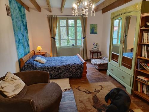 une chambre avec un lit et un chien allongé sur le sol dans l'établissement 3 Bed-Sleeps 6-Private Garden-Pet Friendly, à Soudan