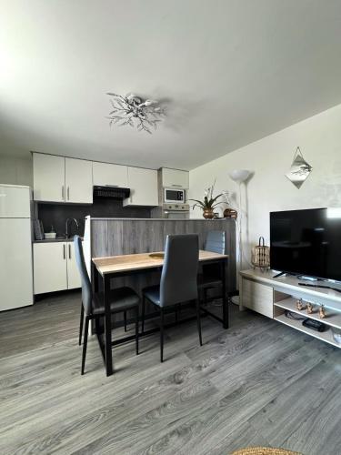 a kitchen and dining room with a table and chairs at Appartement esprit jeune in Seynod