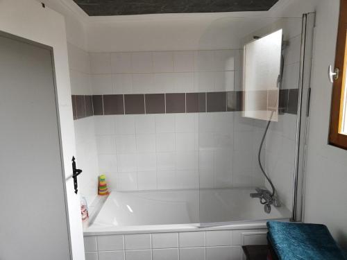 La salle de bains est pourvue d'une baignoire blanche. dans l'établissement 3 Bed-Sleeps 6-Private Garden-Pet Friendly, à Soudan