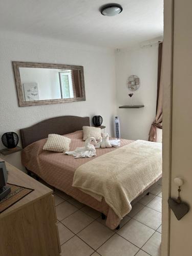 une chambre avec un lit avec deux animaux en peluche dessus dans l'établissement villa Siana, à Antibes
