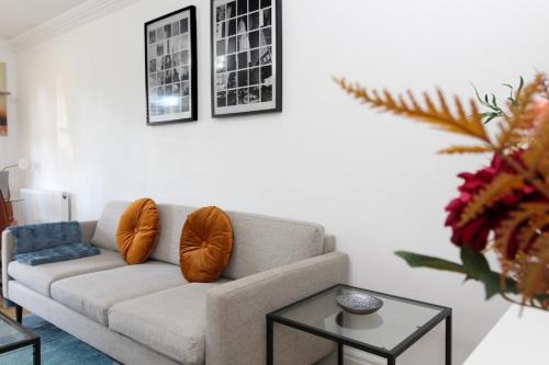 a living room with a couch and a table at McRae - 1 bed Flat - South Norwood-Crystal Palace in Norwood