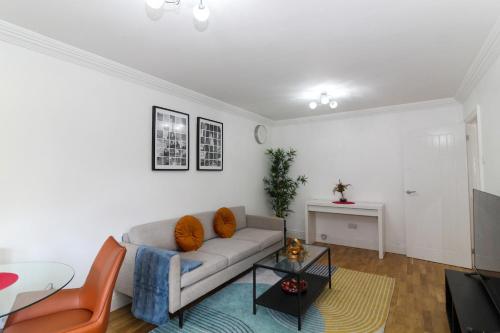 a living room with a couch and a table at McRae - 1 bed Flat - South Norwood-Crystal Palace in Norwood
